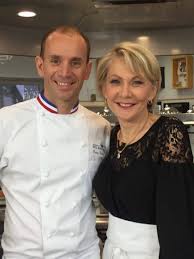 Momento, le grand chef cuisinier, possède un restaurant, trois bons amis et un fidèle client nommé perfecto venant tous les jours au restaurant avec une. Lyon 40 Chefs Rendent Hommage A Odile Mattei Goutez Voir Apres 40 Ans De Journalisme