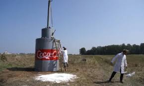 Put one or two mentos in a balloon and attach the balloon to the top of one of the smaller bottles of soda, letting the mentos fall into the bottle of soda. Russian Youtuber Uses Baking Soda To Erupt 10 000 Litres Of Coca Cola Daily Mail Online