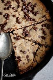 Low Carb Browned Butter Chocolate Chip Skillet Cookie With Crispy Buttery Edges And A Sweet A Skillet Chocolate Chip Cookie Keto Cookie Recipes Skillet Cookie