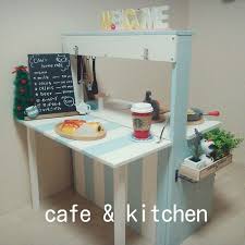 カウンターを出してcafeに変身 パリのカフェ風w これなら母もおままごと楽しめちゃいます あーかわいい インテリアとしてもgood ままごとキッチン ２歳誕生日プレゼント diy 手作り インテリア cafe キッチン diy