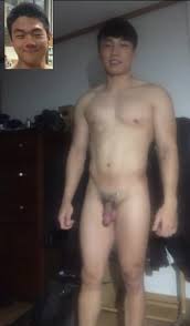 Korean athlete flexes muscle on cam after cumming - ThisVid.com