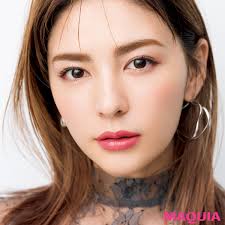 横長チークで小顔見せ クールな和猫タイプの余白埋めメイクを教えます マキアオンライン maquia online スミス楓 スミス メイクタイプ