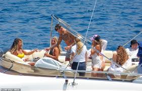 May 25, 2021 · ben and jen first started dating in 2002 after meeting on set of gigli. Ben White And Kalvin Phillips Go Shirtless On Yacht In Mykonos After England S Euros 2020 Defeat Geeky Craze