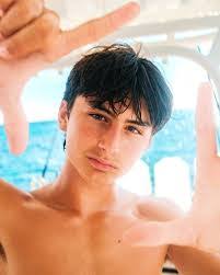 Kristen Faro's Instagram, Twitter & Facebook