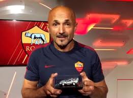 Attacking midfielders mancini, taddei and perrotta were always ready to overlap totti, whenever the captain. Gli Auguri Di Spalletti A Totti Ti Regalo La Delorean E A Ilary Piccolo Uomo Roma Calciomercato Com