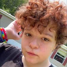 When do male puppies start head bobbing?