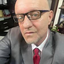 There are natural ways to lose body weight that don't involve putting your  body through harmful medications or dr*gs that deplete your body of vital  nutrients. To learn how to eat clean