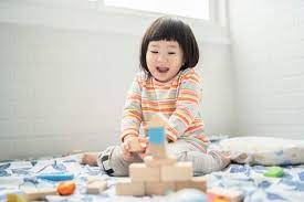 Perkembangan fisik selama dua tahun pertama kehidupannya, perkembangan fisik bayi berlangsung sangat ekstensif. Perkembangan Bayi 1 Tahun Si Kecil Sudah Bisa Apa