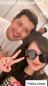 sebagai sesama seniman saling suport .. biduan aja minta foto bareng papa  mosok kita ngga 🤣🤣🤣🤣 #delvairawan #delova #oyonfamily1011