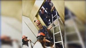 Es una realidad que para mejorar el nivel en nuestros estadios debemos exigir mejores futbolistas y en los recientes torneos han dejado ir. Crei Que Ibamos A Morir Un Ascensor Se Desploma 84 Pisos Con Seis Personas Dentro Noticias Univision Sucesos Univision