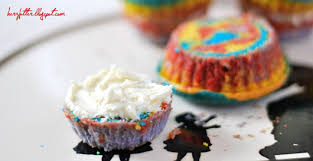 · these rainbow cupcakes have layers of rainbow cake topped with magical cloud frosting and beautiful rainbow on top.these are magical! Herzfutter Food Blog Knallbunt Und Himmlisch Lecker Kleine Regenbogentortchen
