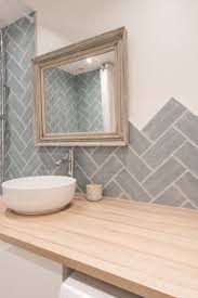 Pose A Baton Rompus De Faience Bleu Gris Sur Le Mur D Une Salle De Bain Au Top De La Tendance Carelage Salle De Bain Idee Salle De Bain Idees Salle
