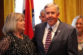 En casa los chicos empiezan a hacer los deberes y después van al patio a jugar con sus amigos. Gov Parson To Meet With President Trump Stenger This Week Clayton Times