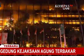 Maka saya cari di youtube bagaimana cara menjawabnya. Api Masih Berkobar Empat Lantai Di Gedung Kejaksaan Agung Hangus Terbakar