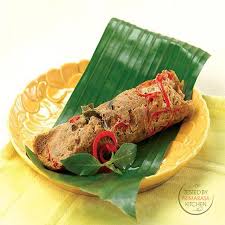 Rasanya pedas gurih karena dicampur bumbu cabe. Resep Pepes Daging Cincang