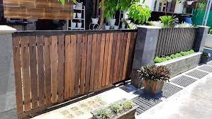Taman gaya ini tidak membutuhkan banyak perawatan, pasalnya tanaman yang dipilih adalah tanaman dengan perawatan yang mudah dan tidak mudah terserang hama. Ide Inspirasi Taman Kecil Depan Pagar Yang Dapat Mempercantik Dan Menghijaukan Tampilan Rumah Minimalis Homeshabby Com Design Home Plans Home Decorating And Interior Design
