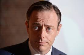 Jul 27, 2021 · bart de wever ziet in de hereniging met nederland een politiek wervend verhaal, dat zoveel meer te bieden heeft dan een lelijke splitsing van belgië. Bart De Wever Spitzenkandidat Auf Kammerliste In Antwerpen