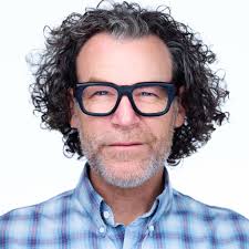 I've been meaning to go back to basics w/ a new head-on headshot of myself  going back to my #oldschool white background. Grew my hair back out after  all these years and