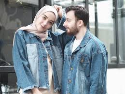 Inspirasi model baju batik couple kondangan modern warna hijau, jika teman teman tertarik membeli bisa hubungi kami lewat wa 087733549493 atau kunjungi. Tips Pakai Baju Couple Kekinian Ala Selebgram Hamidah Rachmayanti