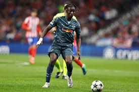 Photo Amadou Hadara sur les tablettes du Paris FC