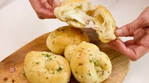 Petits Pains Noues A L Ail Garlic Knots Recettes Gourmandes Rapides Et Faciles Recipe In 2020 Recipes Garlic Knots Food