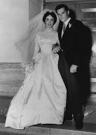Elizabeth Taylor Und Der Hotelier Conrad Hilton Nach Der Hochzeit In Hollywood 1950 Er War Der Erste Ehemann Von Liz Hochzeitsfeier Ideen Braut Vintage Braut