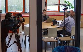 De uitzending is te volgen op het themakanaal npo nieuws. Teylingen College Leeuwenhorst Vanavond Om 20 00 Uur In Het Nos Journaal Foto S