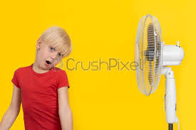 Sommer ventilator und kakerlake ha funny pictures. Blonder Junge Steht Neben Ventilator Auf Hellgelbem Hintergrund Heisser Foto Vorratig Crushpixel