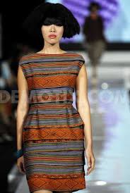 Model baju toraja tahun 2020 pun makin banyak variasi penggunaan, contohnya untuk pesta, kerja, atau gaun pengantin. 15 Trend Terbaru Baju Model Modifikasi Kain Tenun Maria Space