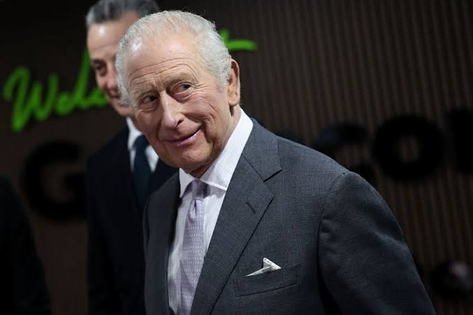King Charles has formally categorized his son as a 'private citizen.', do AI tạo