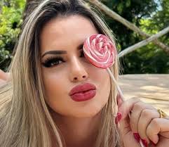 Denise Rocha posa de fio-dental e enlouquece seguidores