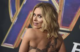Scarlett johansson is suing disney for breach of contract after it streamed her superhero film black widow at the same time as its cinema release. Scarlett Johansson Hat Rucken Die Schonste Kalte Schulter Panorama Stuttgarter Zeitung