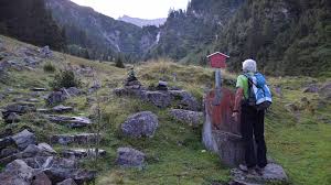 It is a side valley of the walgau and stretches from there north to the mountainous center of the country. Wanderung Zur Zeischalm Von Innervals Valsertal