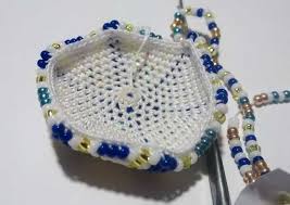 Weitere ideen zu perlenmuster, häkeln perlen armbänder, perlen häkeln. Diy Weihnachtskugel Aus Gehakelten Perlen Und Kristallmaschen Perles Co