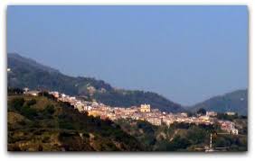 The toun is bordered bi cardinale, davoli, gagliato, petrizzi, san sostene an soverato. Satriano Calabria
