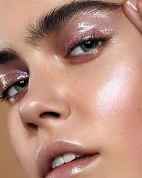 Yoga Skin New Glowing Makeup Trend Everyone Is Crazy About Glowing Makeup Glossy Makeup Highlighter Makeup
