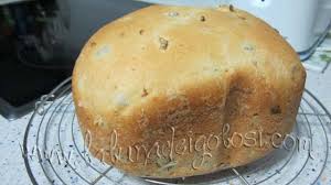 Generalmente le macchine per fare il pane hanno un cestello adatto per preparare pane in cassetta, per cui se si volesse avere pane cotto con altre forme è necessario assicurarsi che la macchina che si sta per acquistare abbia il programma solo impasto. Pane Alle Olive Con La Macchina Del Pane La Lunadei Golosi