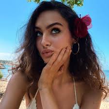 Paraíso💛 . . . . . . . . . . . . . . . #smile #smiley #hoopearrings  #curlyhair #longhair #heels #pedicure #colorful #beach #beachy  #travelphotography #happy #summer #tropical #retro #mosaic #paintedtiles  #colores #paradise #paraíso #💛 #sunny #inlove ...