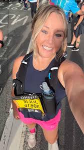 Would anyone please be able to remove the shadow from the phone? I would be  very grateful! I can't do it without it changing my face 😢