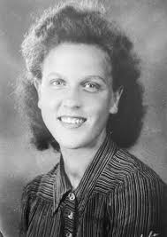 우리 엄마는 약 10일 전에 91세가 되셨다. 그녀는 여전히 아름답고 눈에는 반짝거림이 있어.