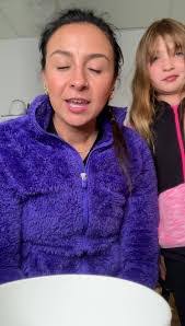 Amanda Lampman's Instagram, Twitter & Facebook