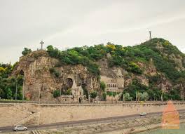 Călătorește independent, cu planet of hotels este simplu!. Muntele Gellert Din Budapesta È™i Toate Monumentele De Pe El Pe HartÄƒ Statuia LibertÄƒÈ›ii È™i Platforma PanoramicÄƒ