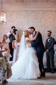 Fingertip Length Veil And Chic Updo Hairstyle Fingertip Length Veil Hair Updos Wedding Photography Poses