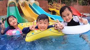 水上樂園英文翻譯：magic in the water…，點擊查查權威綫上辭典詳細解釋水上樂園英文怎麽說，怎麽用英語翻譯水上樂園，水上樂園的英語例句用法和解釋。 read more 【水上樂園英文】各種「玩水」用品與設施英文大彙整! æ°´ä¸Šæ¨‚åœ'æ»'æ¢¯æ¸¸æ³³æŒ'æˆ° è¦ªå­äº'å‹•éŠæˆ²çŸ­åŠ‡æ—…è¡Œ Water Park Fun For Kids Youtube