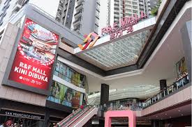 It's about a 10 minute grab ride or one of the newest shopping malls in jb is r & f mall, which is located right within the r & f princess cove apartments (right at the edge of johor. Blog All Eyes On Jb Shore As R F Mall Finally Opens Connected With Linked Bridge To Jb Ciq å¯ŒåŠ›å¹¿åœº
