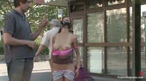 La soumise se fait humilier en public en pleine ville