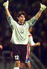 Кьеллини при этом стал одним из основообразующих игроков команды, образовав вместе с голкипером джанлуиджи буффоном и защитниками в июле 2010 года джорджо кьеллини окончил туринский университет, получив степень бакалавра в области экономики и коммерции. Buffon Dzhanluidzhi Vikipediya