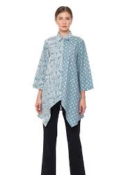 Untuk menggunakan atasan muslimah yang tepat bagi wanita berbadan gemuk, ada baiknya untuk memerhatikan bahan pakaian. Model Baju Batik Atasan Untuk Orang Gemuk Grosir Batik Solo Terkini