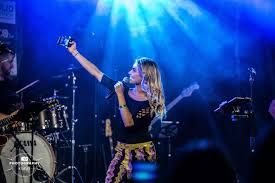 Tinne oltmans en gio kemper entertainen met one way or another. Tinne Oltmans Live Boeken Doe Je Exclusief Bij Make My Day