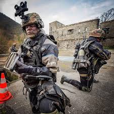 Le 6e régiment du génie se situe entre la commune d'angers et avrillé. Deux Plongeurs De Combat Du 13e Regiment Du Genie 13rg Effectuent Une Infiltration Suburbaine Dans Le Centre Ville Special Forces French Army Legion Etrangere